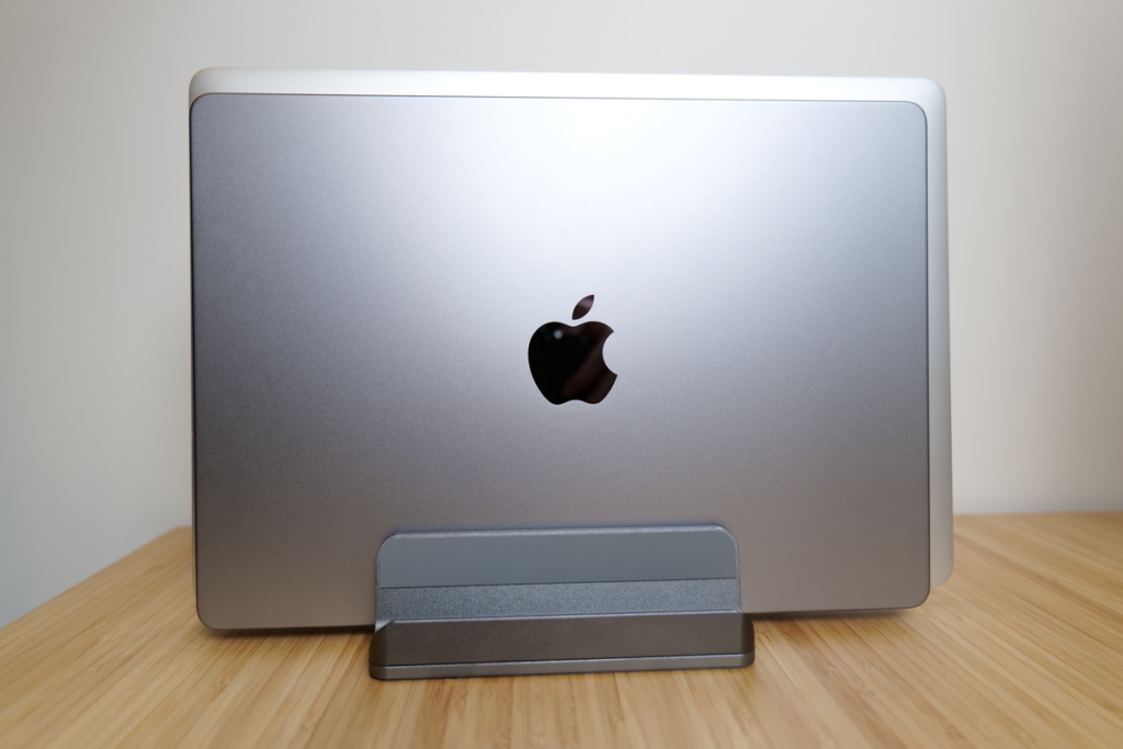 BecrownノートPCスタンドにMacBookを2台載せる