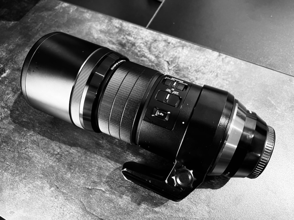 ED 300mm F4.0 IS PROを机においている様子