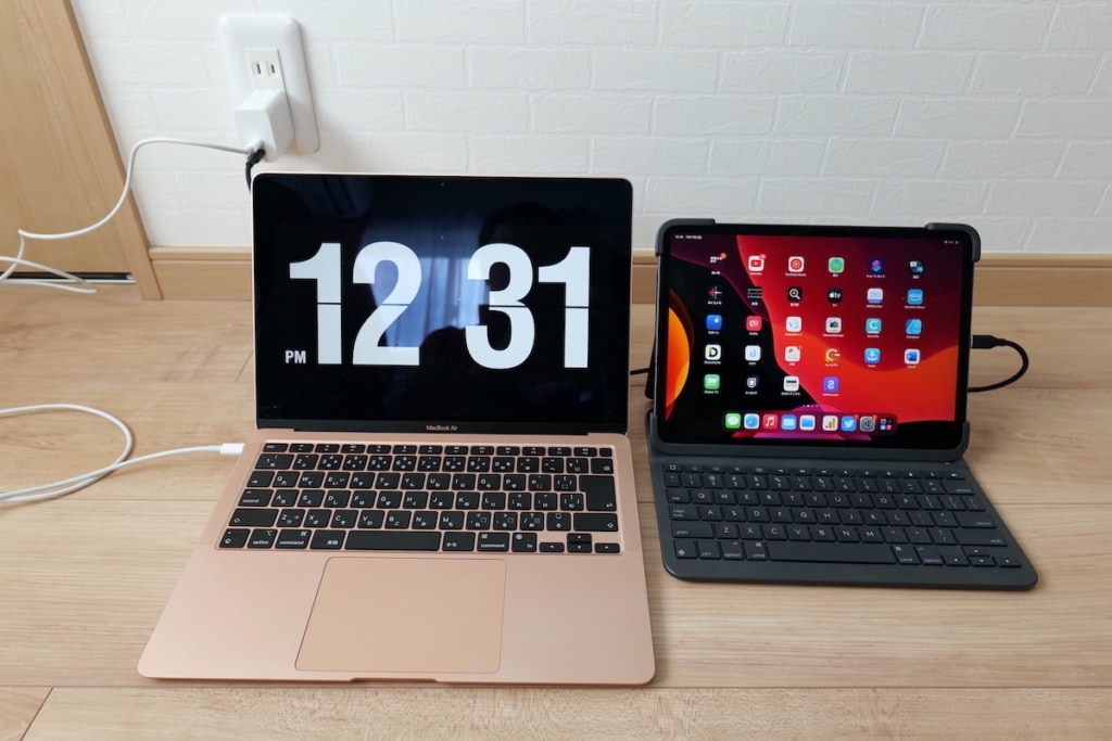 充電しているMacBook AirとiPad Pro