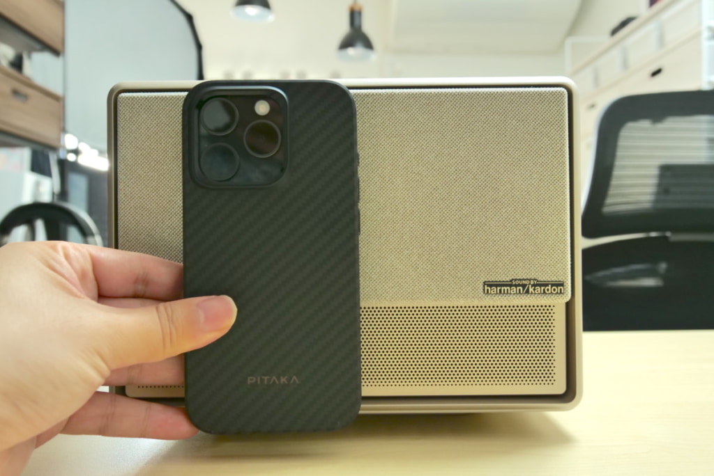 XGIMI HORIZON UltraとiPhone15Proを並べて大きさを比較した画像