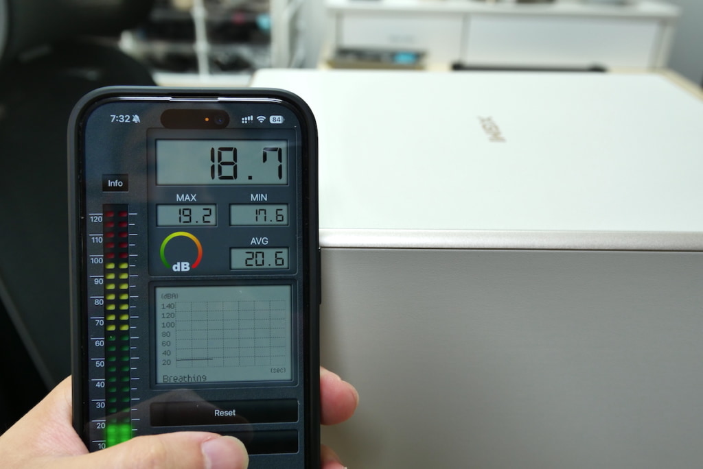 XGIMI HORIZON Ultraの静音性を測定している画像