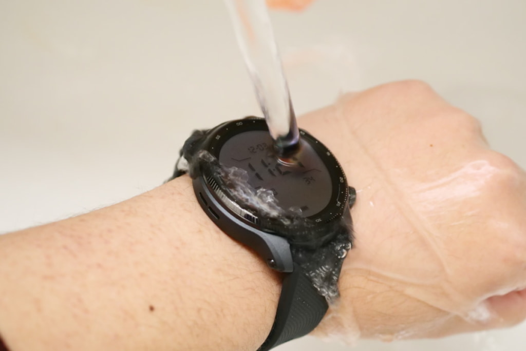 TicWatch Pro 3 Ultra GPSに水をかけている画像