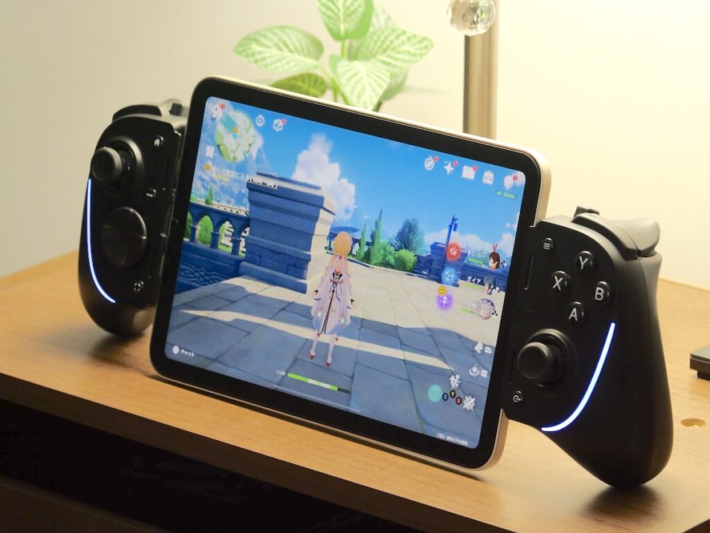 Razer Kishi UltraにiPad miniを取り付けて立てている