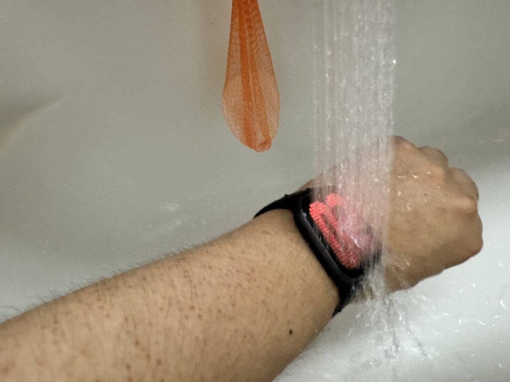 Amazfit Activeに水をかけている