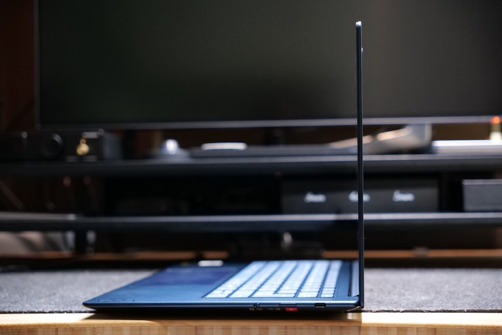 Lenovo Yoga Slim 7x Gen 9の側面