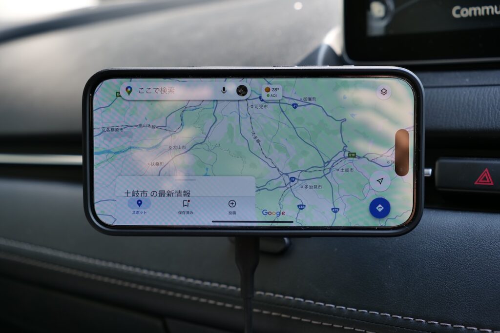 ESR HaloLock車載磁気ワイヤレス充電器に取り付けたiPhoneを横向きにしている