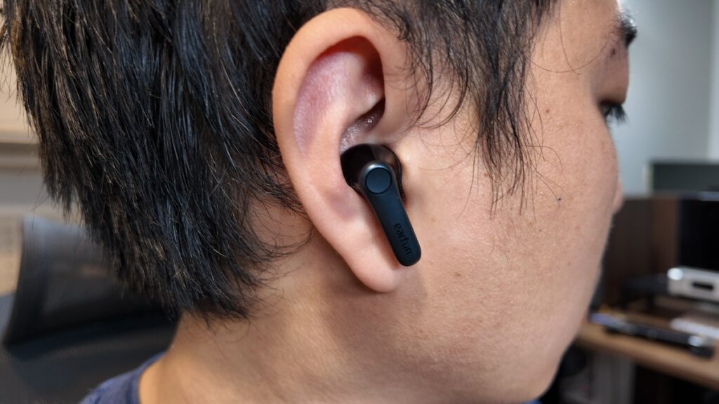 EarFun Air Pro 4を装着している様子