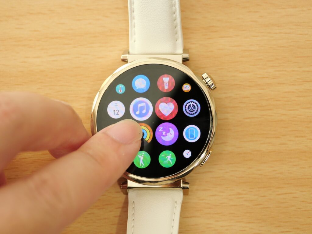 HUAWEI WATCH GT 5の画面を操作している