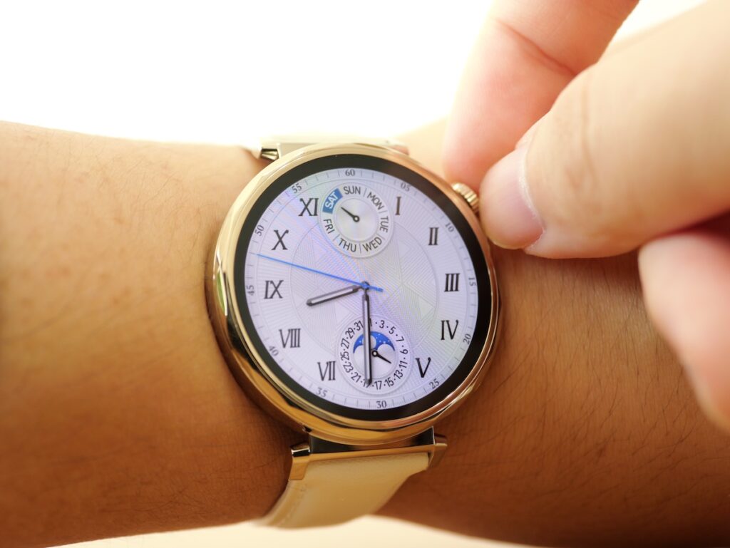 HUAWEI WATCH GT 5のクラウンを操作している